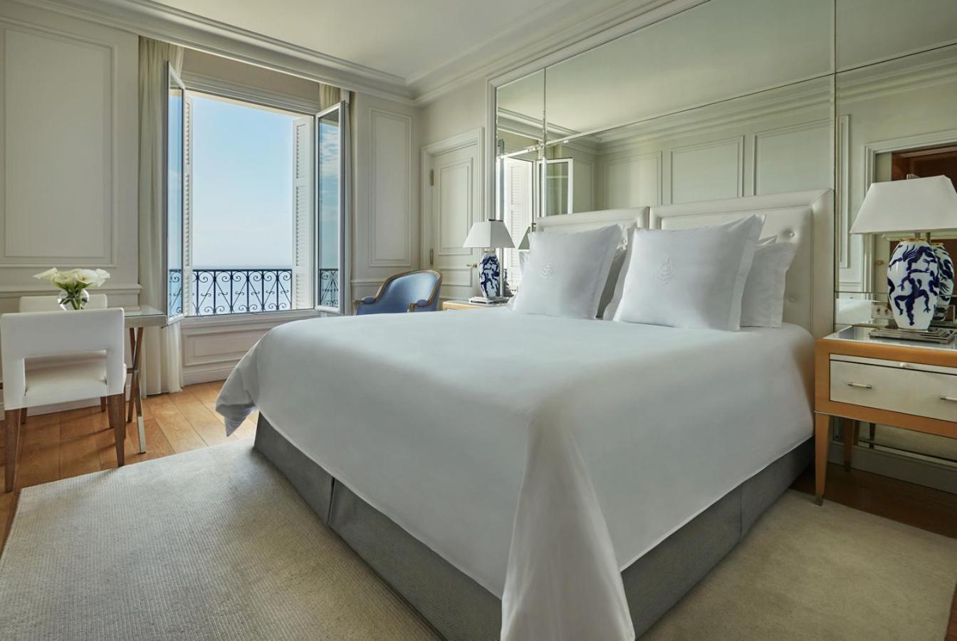 Palace Zimmer mit Kingsize-Bett und Meerblick